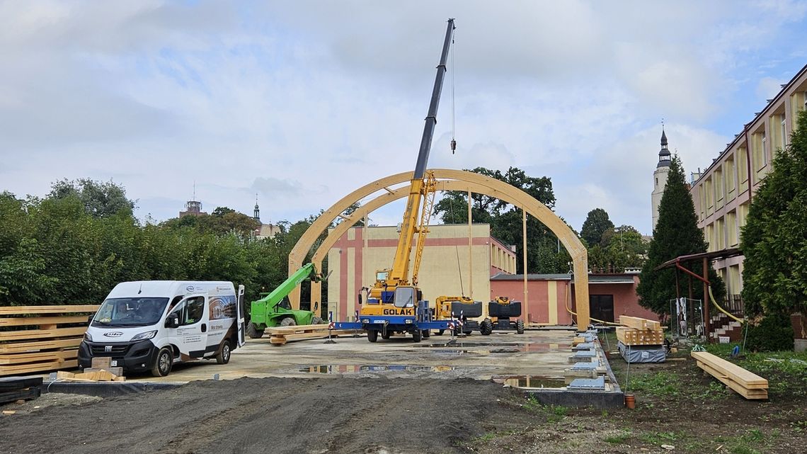Dzierżoniów: Stawiana jest konstrukcja hali Olimpia