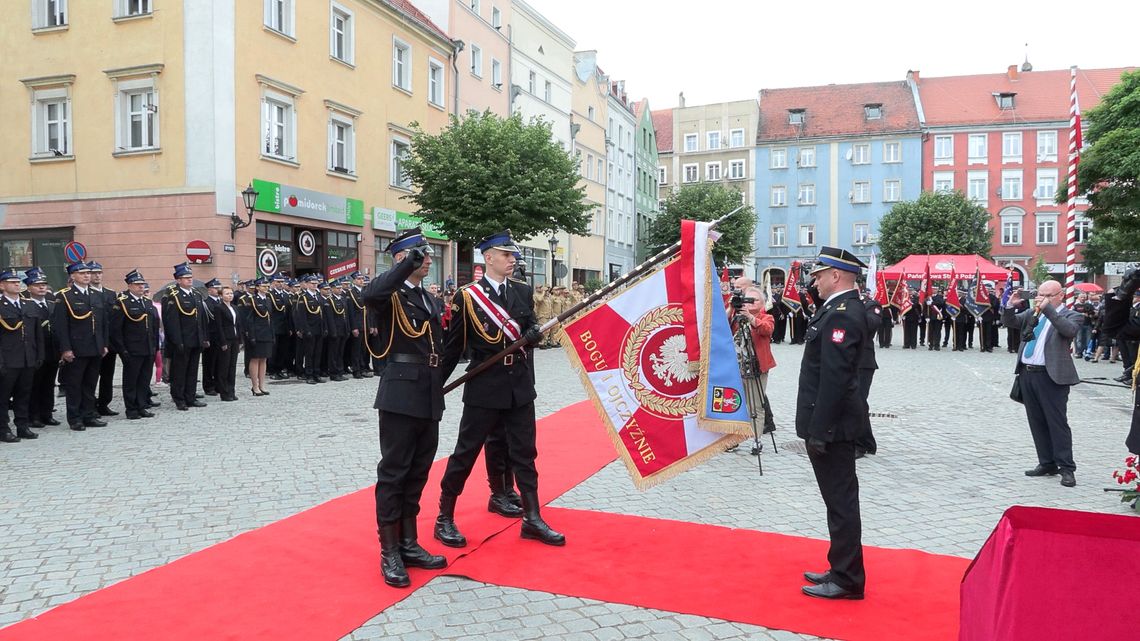 Dzierżoniów świętował Dzień Strażaka - sztandar dla Komendy Powiatowej PSP