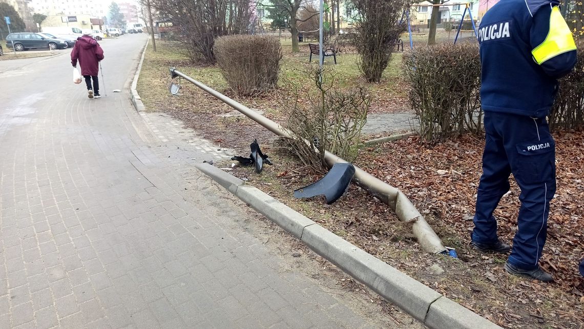Dzierżoniów. Uciekł po uderzeniu w latarnię i zaparkowany pojazd
