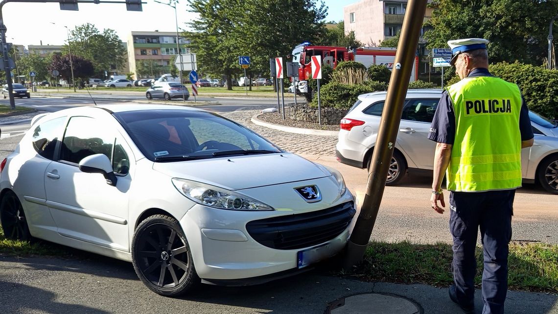 Dzierżoniów. Wyciek paliwa przyczyną dwóch kolizji.