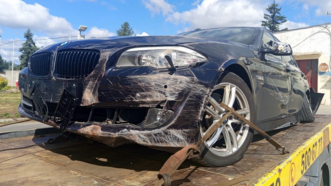 Dzierżoniów. Zatrzymane BMW po uderzeniu w odkurzacz i płot