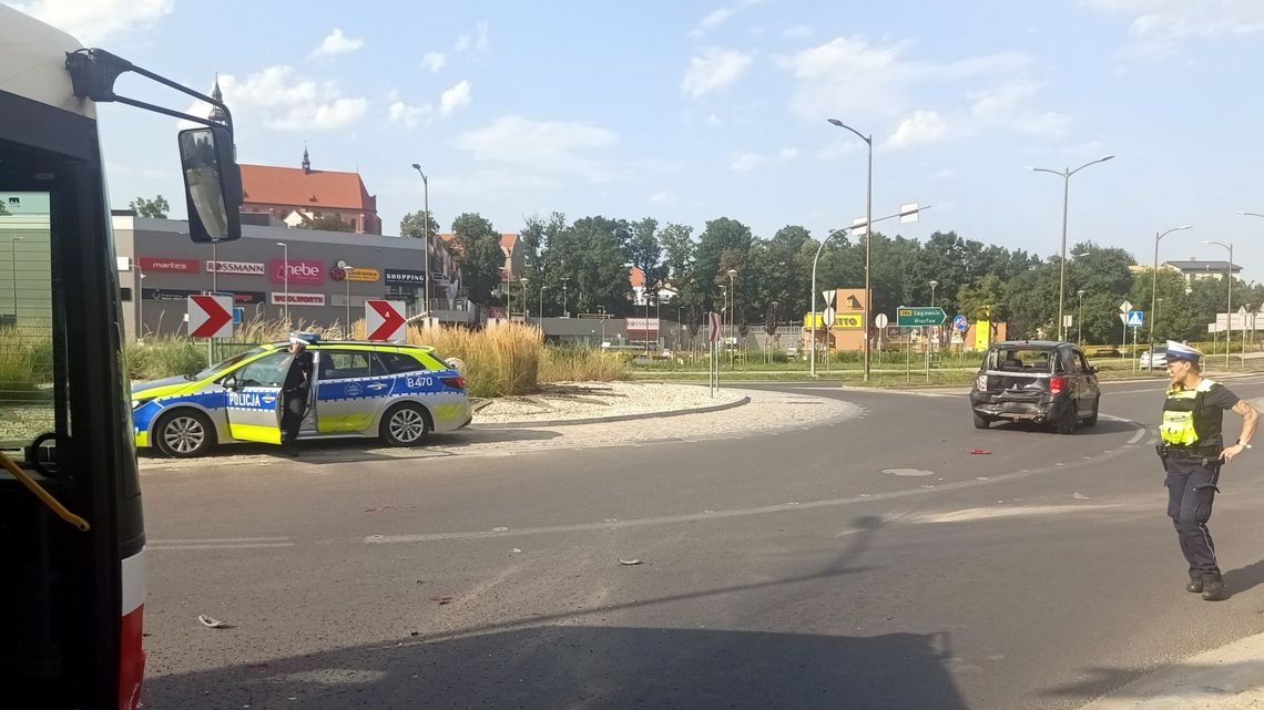 Dzierżoniów. Zderzenie autobusu i dwóch aut Dzierżoniów. Zderzenie autobusu i dwóch aut