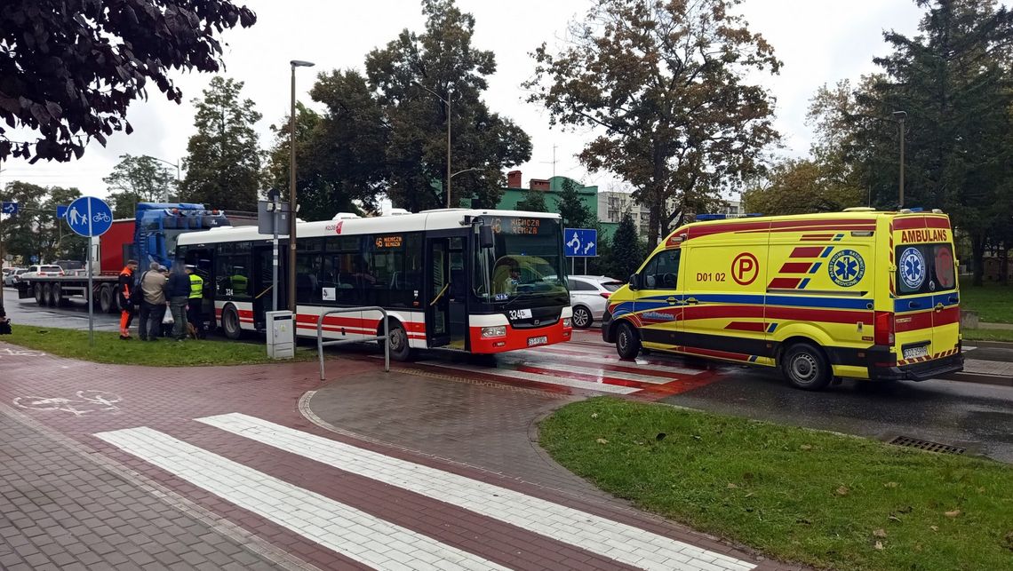 Dzierżoniów, zderzenie ciężarówki z autobusem Dzierżoniów, zderzenie ciężarówki z autobusem