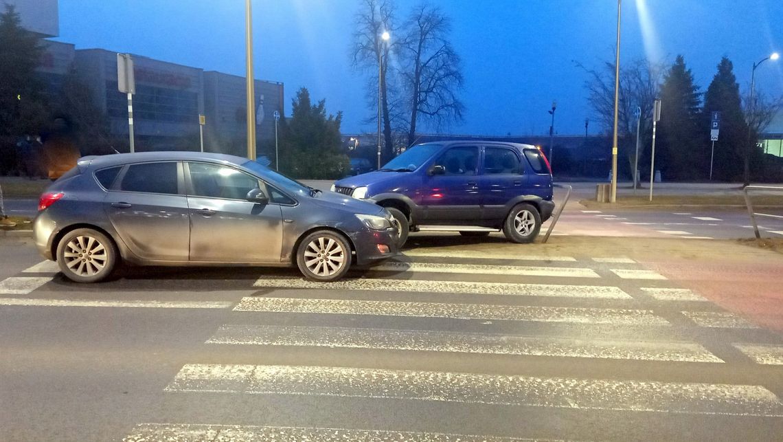 Dzierżoniów. Zderzenie Daihatsu z Oplem na rondzie Silesiany