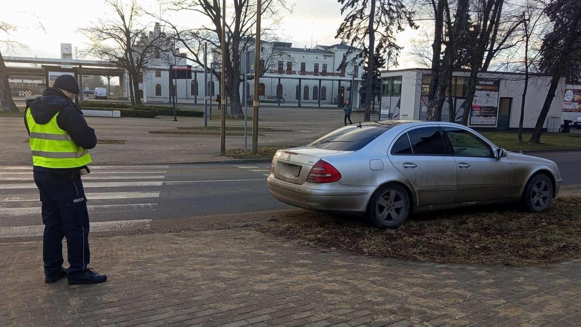 Dzierżoniów, zderzenie Mercedesów na Rondzie Europejskim Dzierżoniów, zderzenie Mercedesów na Rondzie Europejskim
