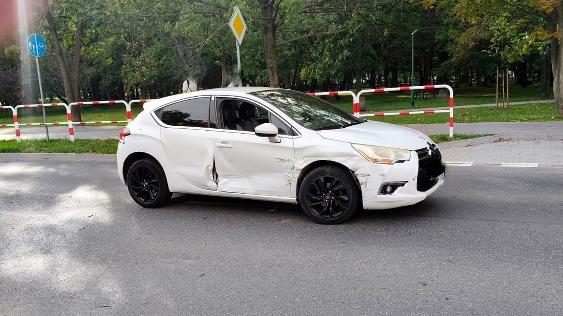 Dzierżoniów. Zderzenie Opla z Citroenem na Sikorskiego Dzierżoniów. Zderzenie Opla z Citroenem na Sikorskiego