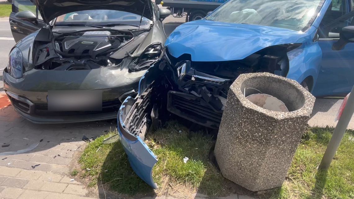 Dzierżoniów, zderzenie Porsche z Reno na Staszica