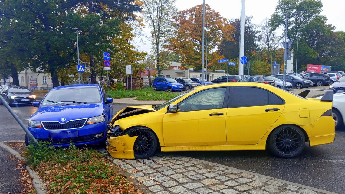 Dzierżoniów. Zderzenie Skody z Hondą na Cichej