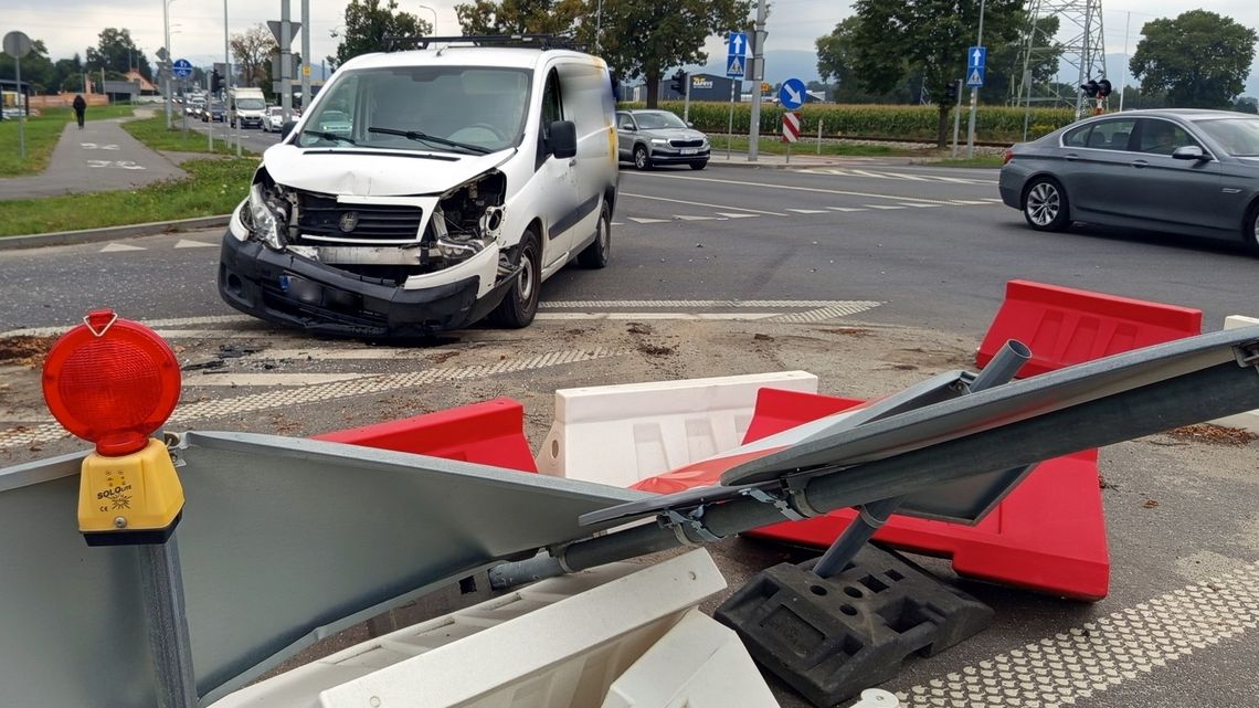 Dzierżoniów, zderzenie trzech pojazdów na drodze do Bielawy Dzierżoniów, zderzenie trzech pojazdów na drodze do Bielawy