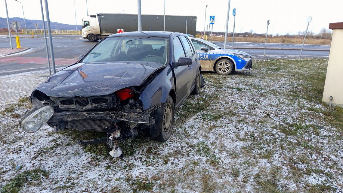 Dzierżoniów, zderzenie Volkswagena z ciężarówką na skrzyżowaniu z obwodnicą