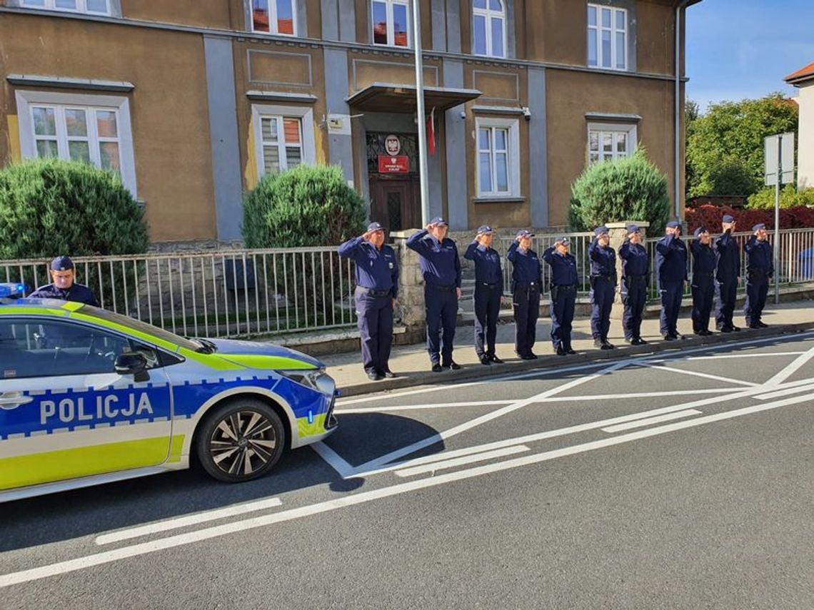 Dzierżoniowscy policjanci oddali hołd tragicznie zmarłemu funkcjonariuszowi