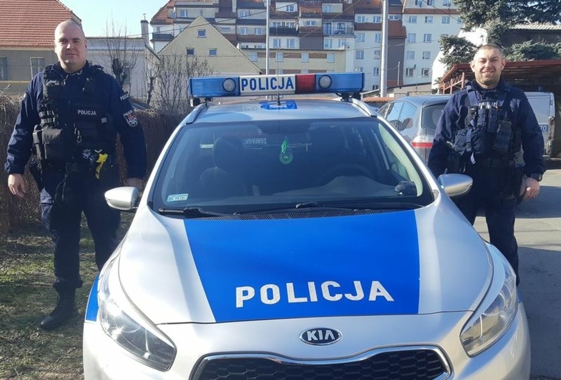 DZIERŻONIOWSCY POLICJANCI URATOWALI MĘŻCZYZNĘ Z PŁONĄCEGO DOMU (WIDEO)