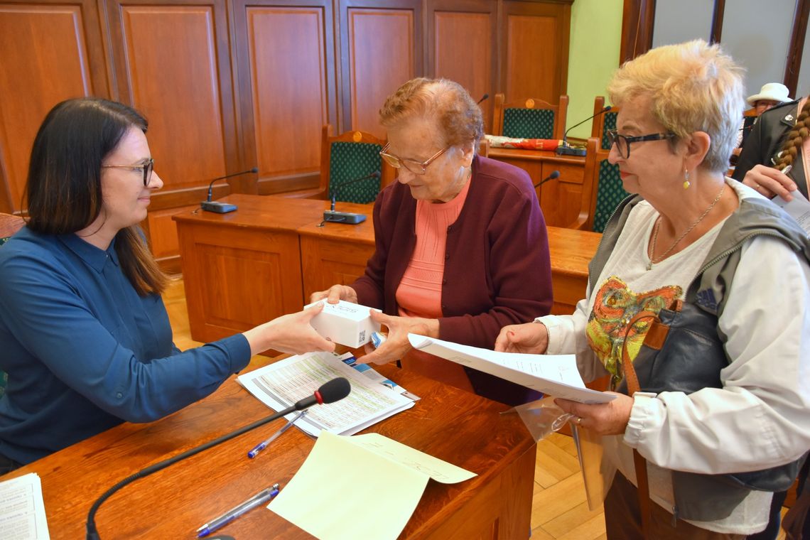 Dzierżoniowscy seniorzy bezpłatnie otrzymali nowoczesne opaski bezpieczeństwa