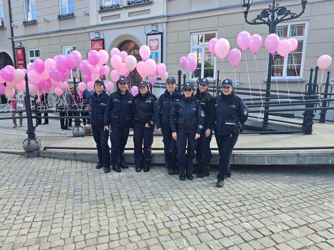 Dzierżoniowskie policjantki wspierają kampanię „Różowa Wstążeczka” Dzierżoniowskie policjantki wspierają kampanię „Różowa Wstążeczka”