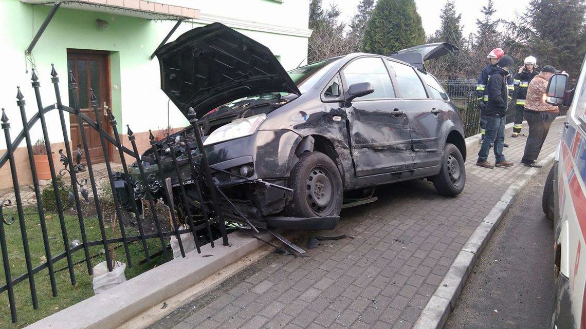 FORD PO KOLIZJI LĄDUJE NA OGRODZENIU