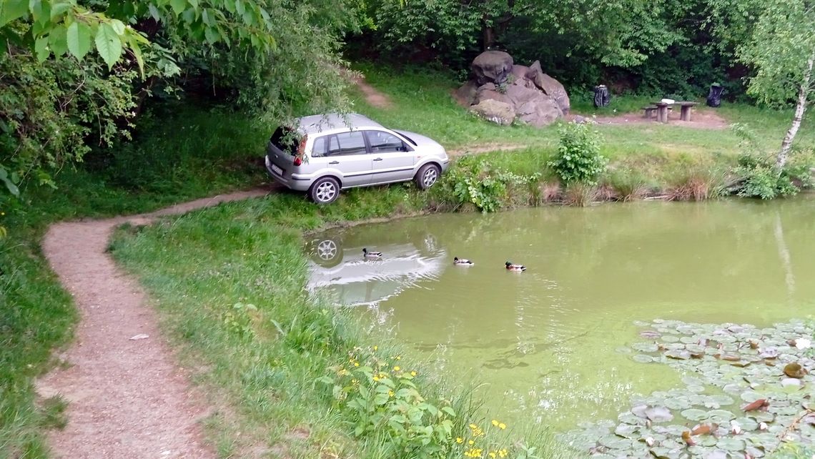 Ford zawisł nad zbiornikiem "Cegielnia" w Bielawie