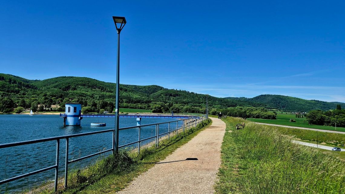 Gmina Bielawa zdobyła blisko 1.600.000 zł dotacji na budowę ścieżki pieszo-rowerowej na "koronie" wału Jeziora Bielawskiego Gmina Bielawa zdobyła blisko 1.600.000 zł dotacji na budowę ścieżki pieszo-rowerowej na "koronie" wału Jeziora Bielawskiego