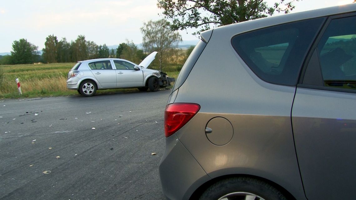 Groźne zderzenie dwóch Opli na DW382 na wysokości Piławy Górnej Groźne zderzenie dwóch Opli na DW382 na wysokości Piławy Górnej