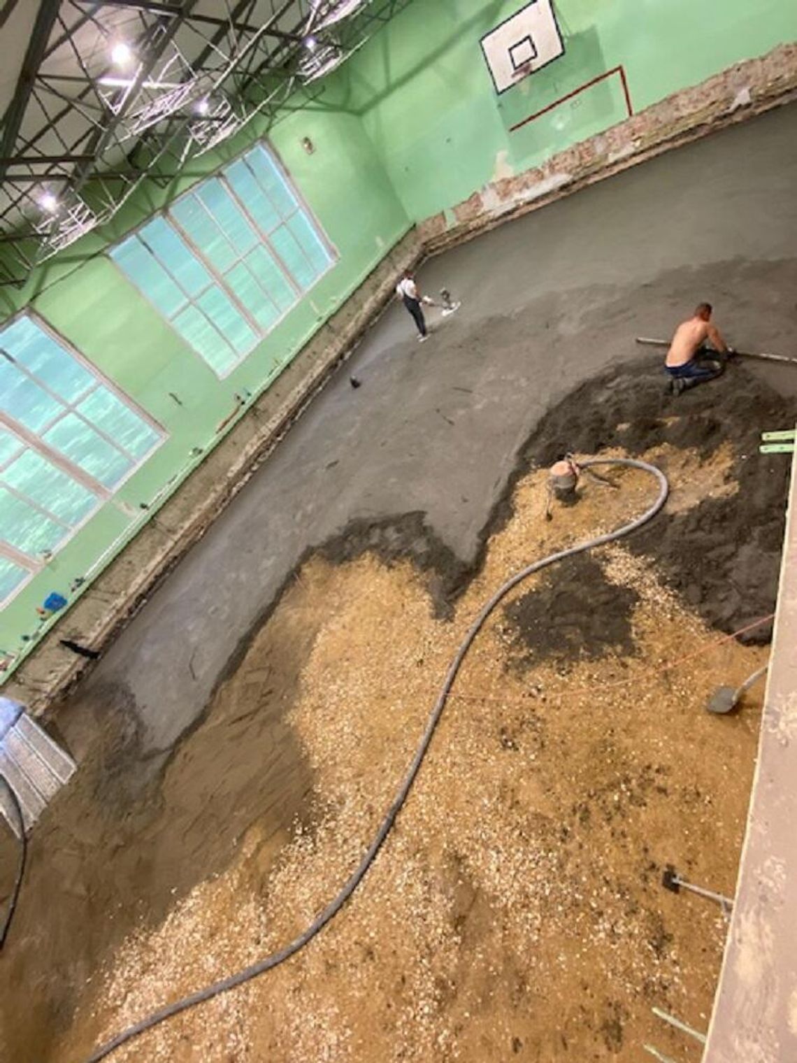 Hala sportowa w Kłodzkiej Szkole Przedsiębiorczości wraca do życia – odbudowa po powodzi nabiera tempa Hala sportowa w Kłodzkiej Szkole Przedsiębiorczości wraca do życia – odbudowa po powodzi nabiera tempa