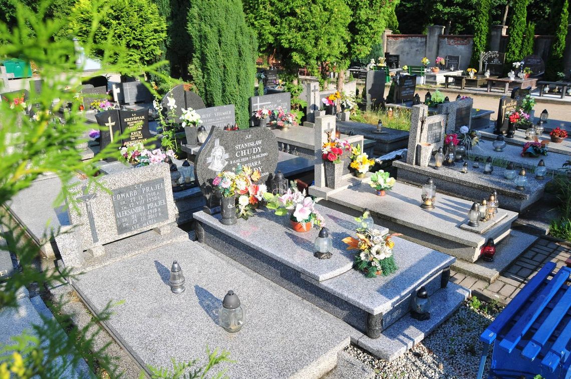 Handel zniczami i kwiatami przy cmentarzach – rusza nabór zgłoszeń Handel zniczami i kwiatami przy cmentarzach – rusza nabór zgłoszeń