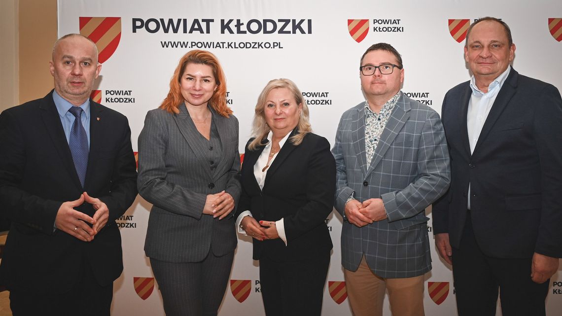 III Sesja Rady Powiatu Kłodzkiego: Zmiany w zarządzie, promesy i ważne uchwały III Sesja Rady Powiatu Kłodzkiego: Zmiany w zarządzie, promesy i ważne uchwały