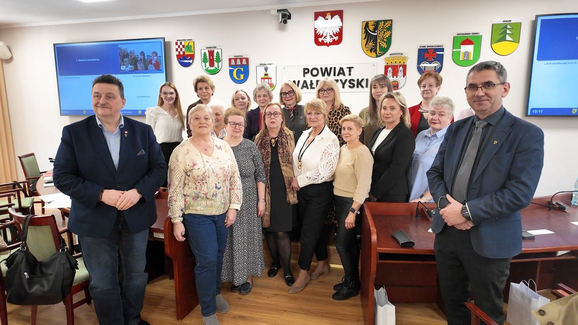 Inauguracyjna Sesja Powiatowej Rady Seniorów Powiatu Wałbrzyskiego
