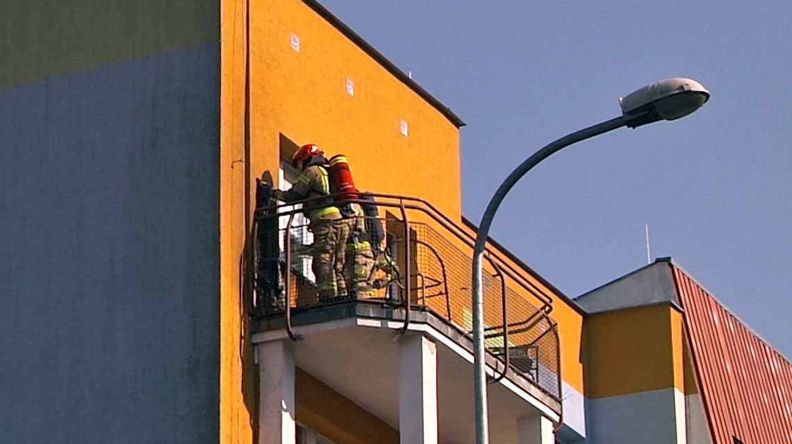 Interwencja służb do pożaru na balkonie w Bielawie Interwencja służb do pożaru na balkonie w Bielawie