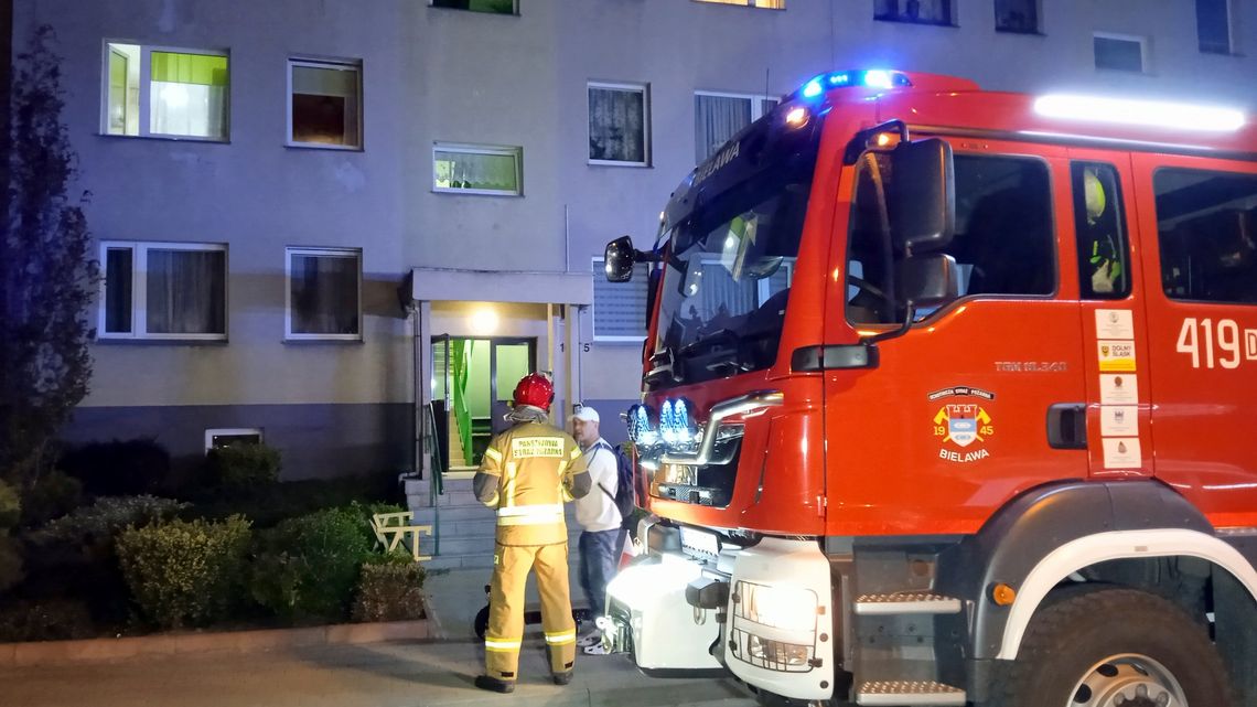 Interwencja służb do zadymienia w bloku w Bielawie