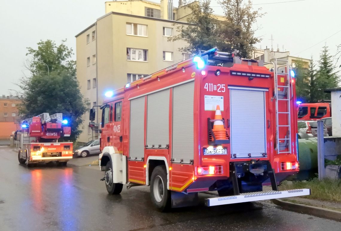 Interwencja strażaków do pożaru w bloku na Okrzei w Dzierżoniowie