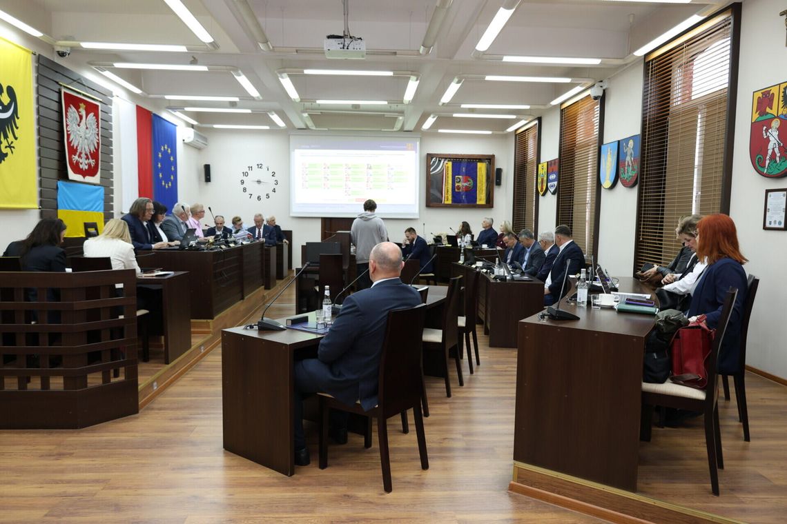 Inwestycje, pozyskane środki i zdrowie publiczne – głównymi tematami sesji Rady Powiatu