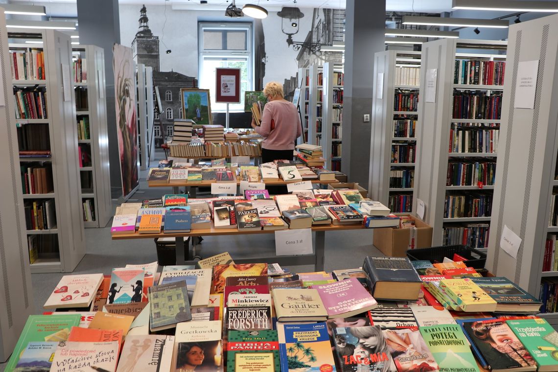 KIERMASZ KSIĄŻKI W DZIERŻONIOWSKIEJ BIBLIOTECE