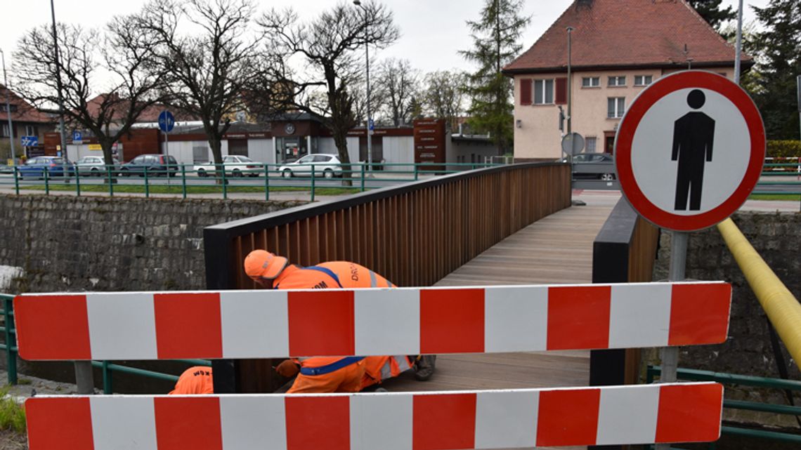 KŁADKA PRZY KOPERNIKA W TRAKCIE KONSERWACJI KŁADKA PRZY KOPERNIKA W TRAKCIE KONSERWACJI
