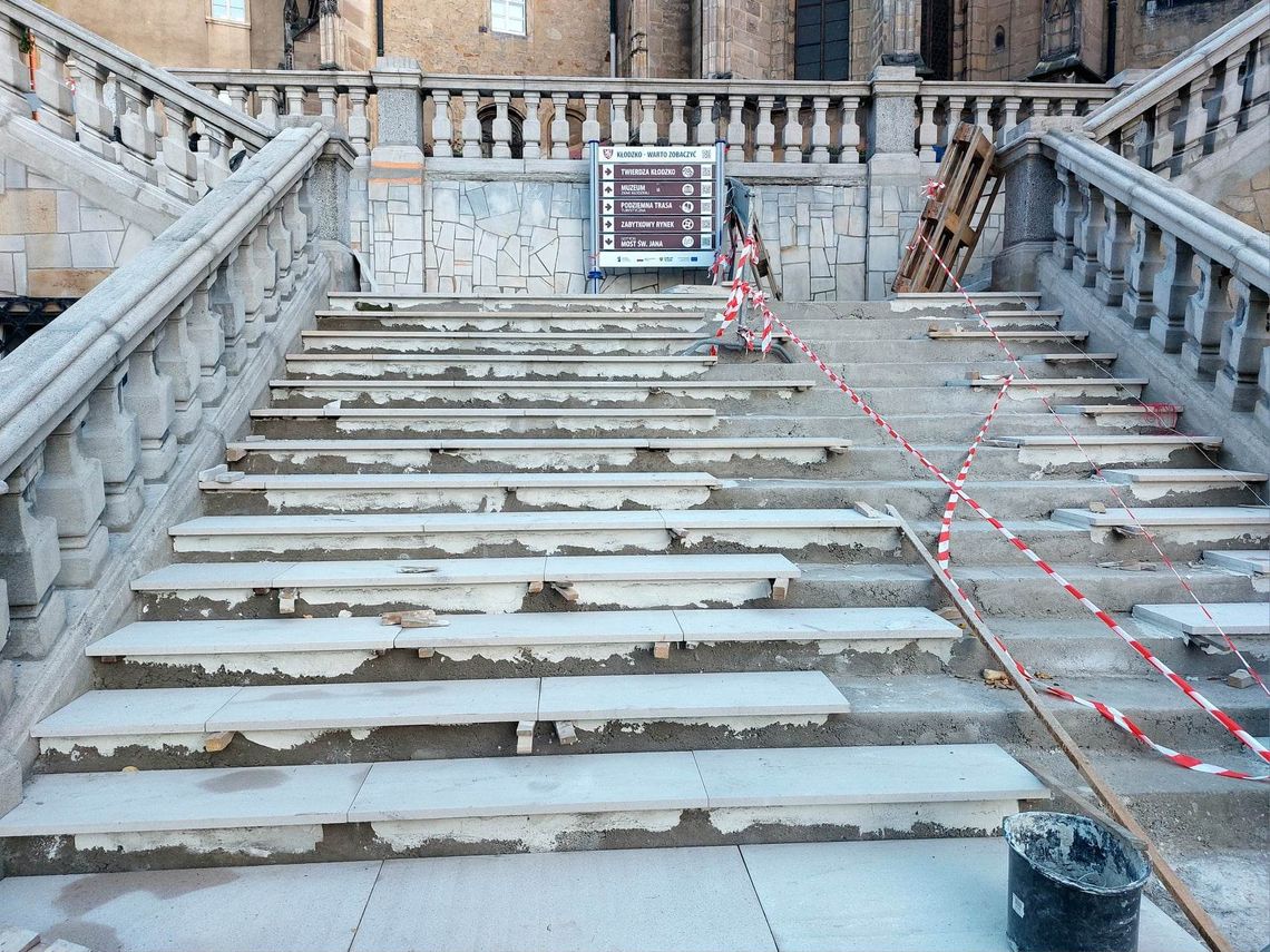 Kłodzko: Postępują prace przy schodach poniżej kościoła WNMP [zdjęcia]