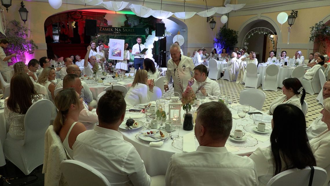 Kolacja na Biało w Zamku na Skale w Trzebieszowicach