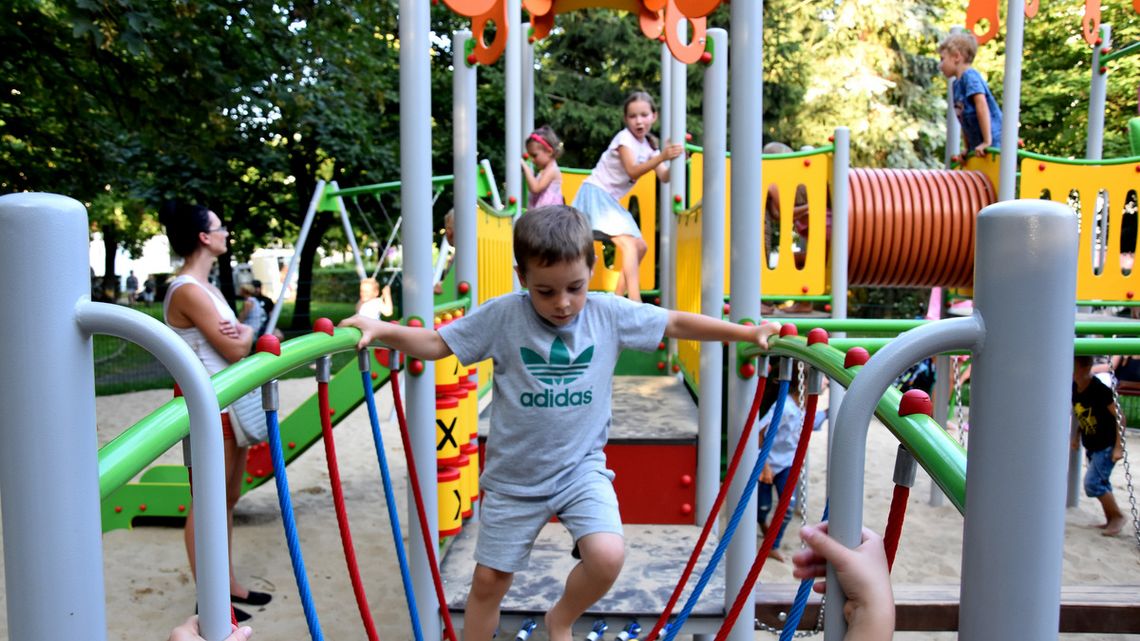 KOLOROWY PLAC ZABAW CIESZY DZIECI I DOROSŁYCH KOLOROWY PLAC ZABAW CIESZY DZIECI I DOROSŁYCH