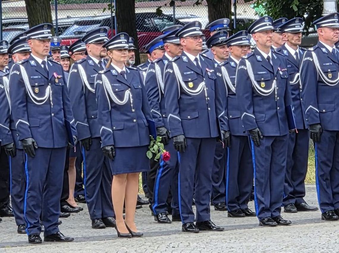 Komendant Powiatowy Policji w Dzierżoniowie awansowała na stopień młodszego inspektora Policji podczas wojewódzkich obchodów Święta Policji Komendant Powiatowy Policji w Dzierżoniowie awansowała na stopień młodszego inspektora Policji podczas wojewódzkich obchodów Święta Policji