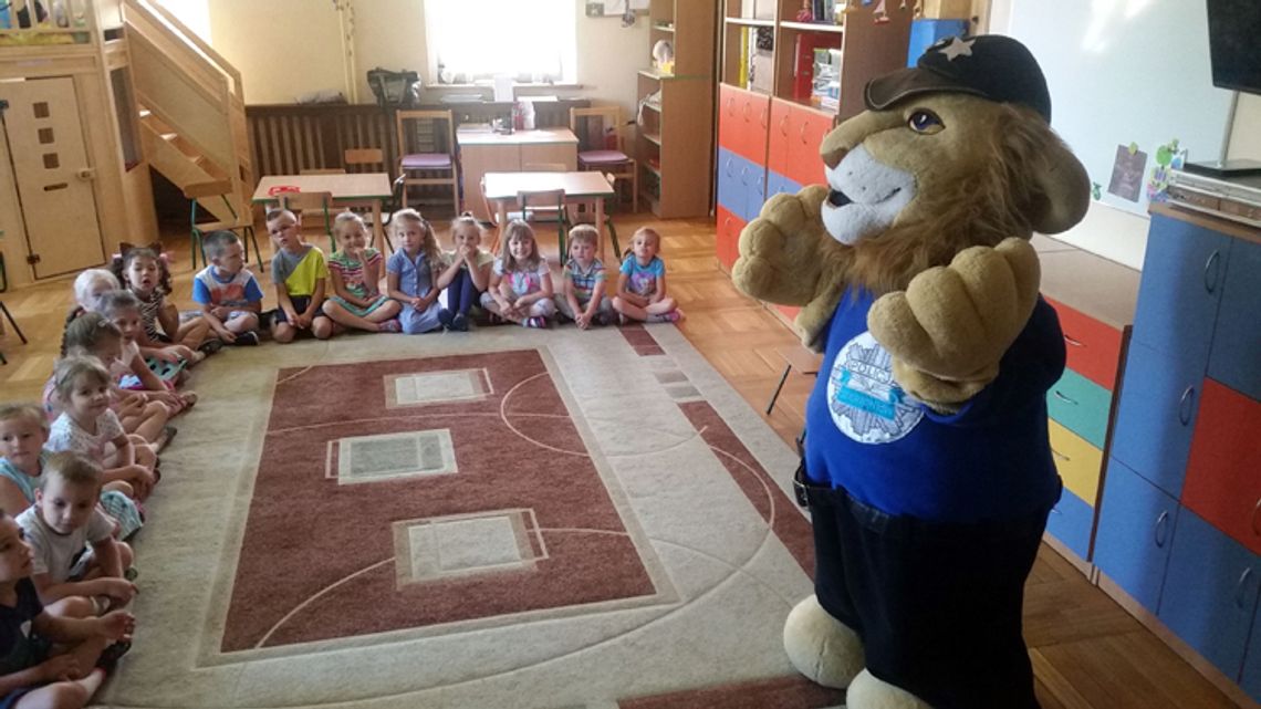 KOMISARZ LEW Z WIZYTĄ W PRZEDSZKOLU KOMISARZ LEW Z WIZYTĄ W PRZEDSZKOLU