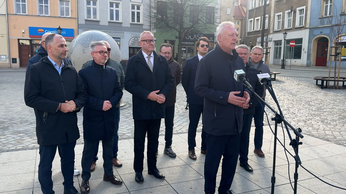 Konferencja Prasowa Członków Koalicji Obywatelskiej w Dzierżoniowie ws. Programu ,,SAFE’’ Konferencja Prasowa Członków Koalicji Obywatelskiej w Dzierżoniowie ws. Programu ,,SAFE’’