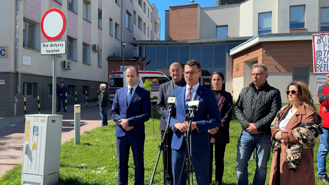 Konferencja Prawa i Sprawiedliwości przed Szpitalem Powiatowym w Dzierżoniowie