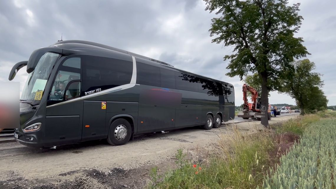 Koparką zahaczył autobus