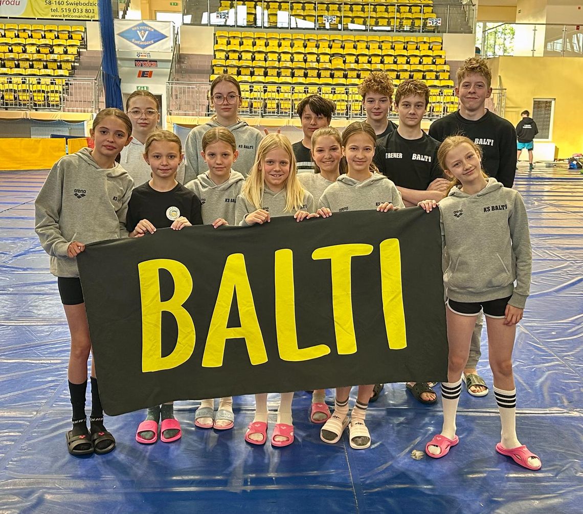 KS BALTI: Puchar najlepszej drużyny i 46 medali dla bielawskich pływaków w Świebodzicach
