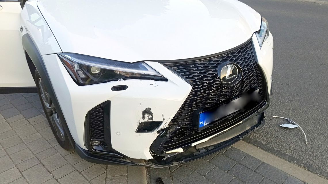 Leksus wyciął latarnię w Bielawie Leksus wyciął latarnię w Bielawie