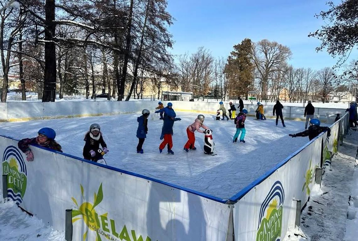 Lodowisko plenerowe w bielawskim Parku Miejskim zaprasza na ostatnie ślizgi w sezonie 2024/2025