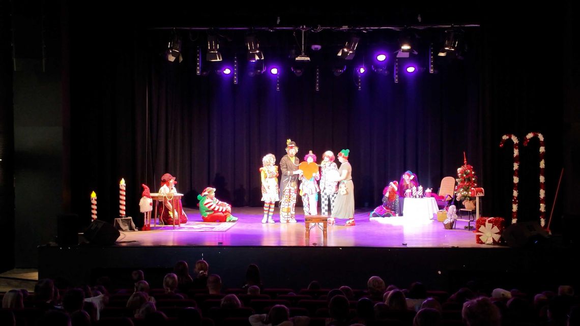 Magia „Gwiazdkowej Niespodzianki”: Prezenty i Spektakl dla Najmłodszych