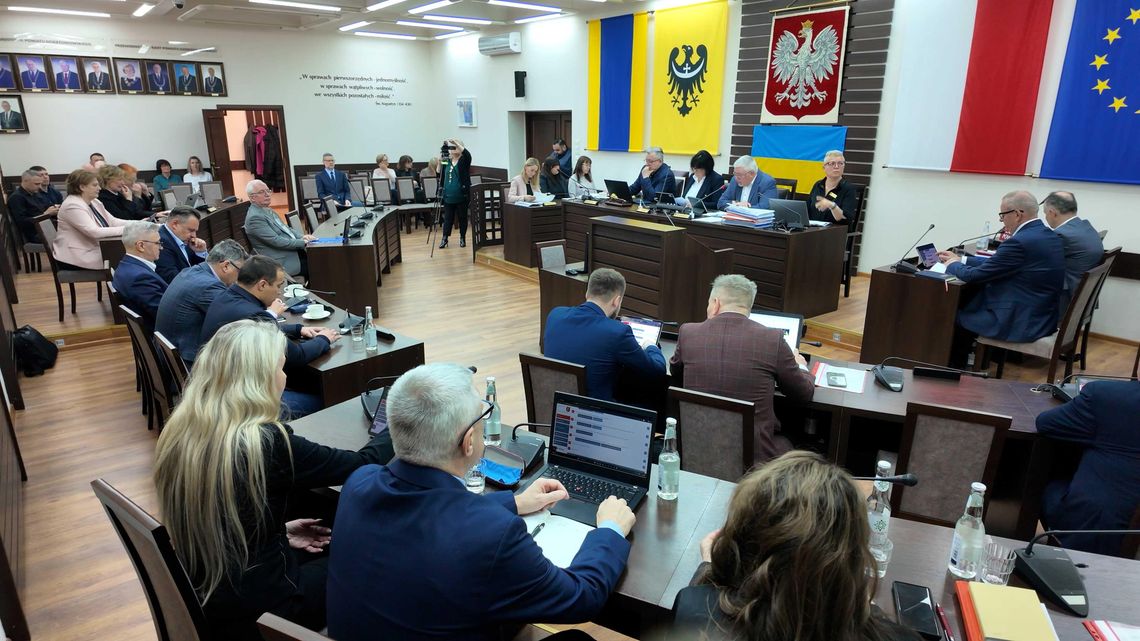 Marcowa sesja Rady Powiatu Dzierżoniowskiego – nagrody wielkanocne, sprawozdania i ważne uchwały na 2026 rok