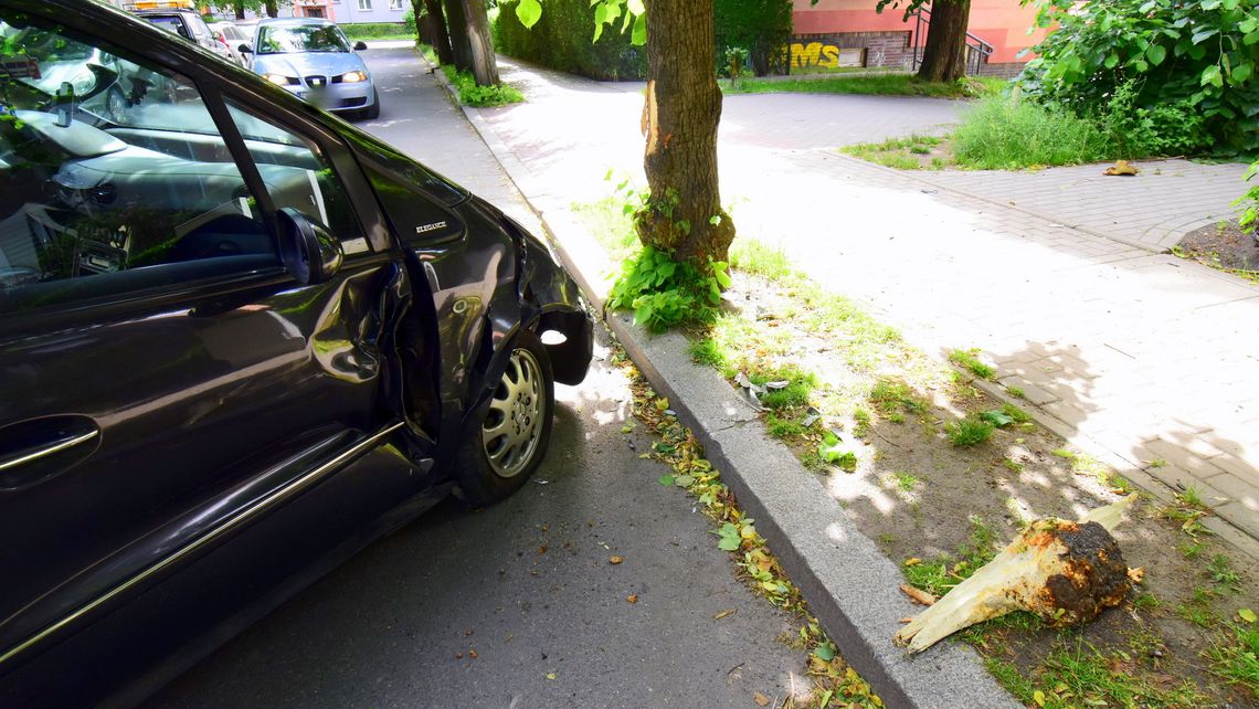 Mercedesem uderzył w drzewo