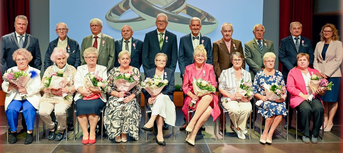 Mieszkańcy Dzierżoniowa z medalami za długoletnie pożycie małżeńskie