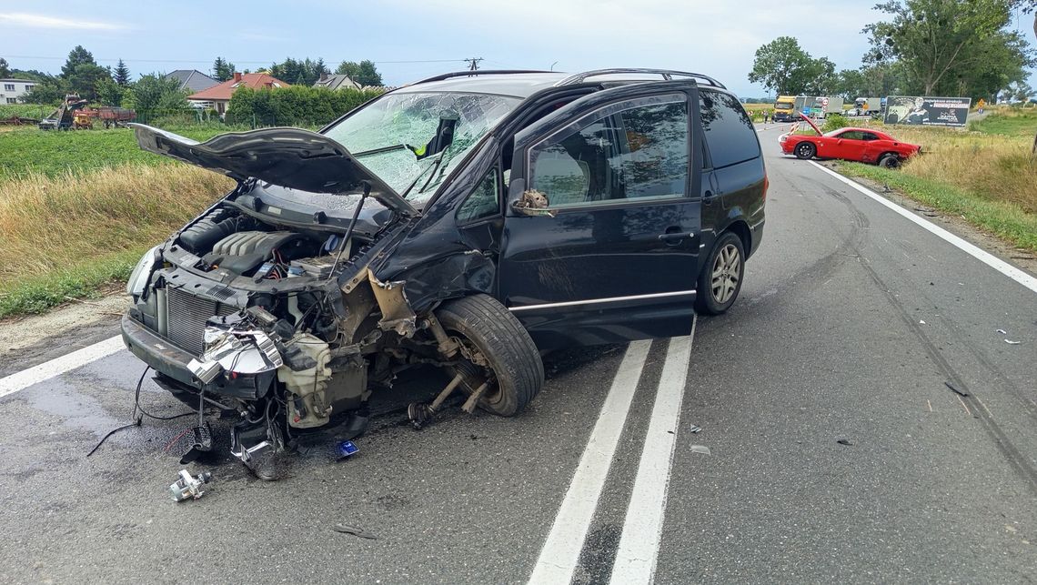 Mleczna. Wypadek z udziałem osobówek i motocykla na "ósemce"