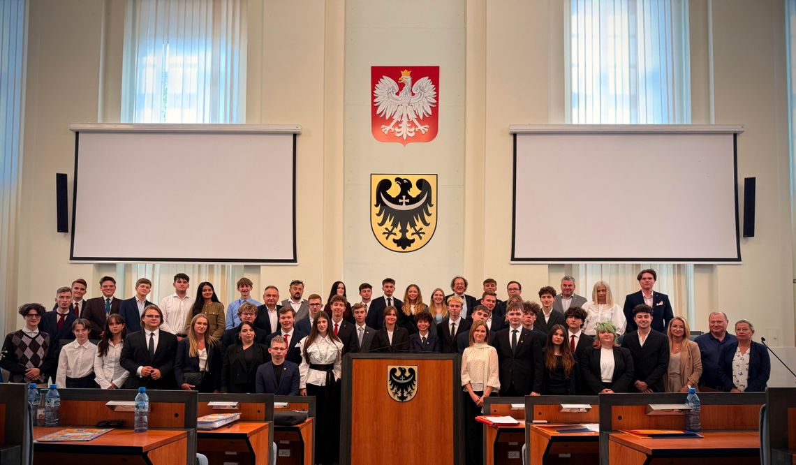 Młodzi mają głos. Dolnośląski Sejmik Młodzieży rozpoczyna nową kadencję Młodzi mają głos. Dolnośląski Sejmik Młodzieży rozpoczyna nową kadencję