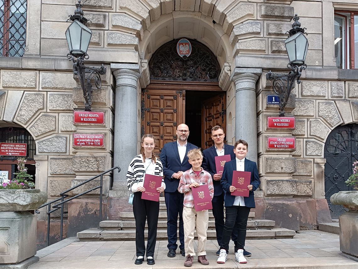 MŁODZI MISTRZOWIE SZACHOWNICY NAGRODZENI PRZEZ BURMISTRZA